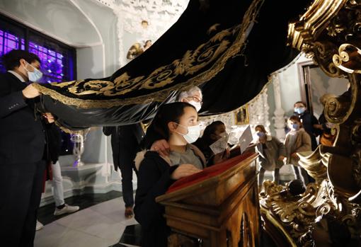 Un instante del acto de presentación de los niños a la Virgen