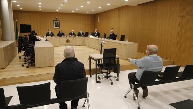 La Fiscalía mantiene la acusación contra el exalcalde de Algallarín y su tesorero y la defensa pide la absolución