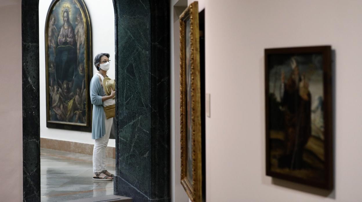 Una visitante en el Museo de Bellas Artes de Córdoba