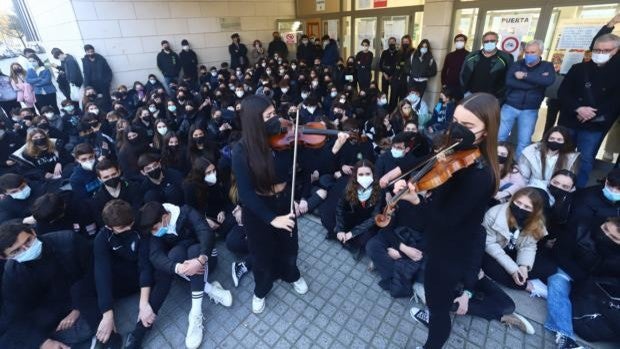 Alunmos de los conservatorios de Córdoba se concentran para continuar con su Enseñanzas Artísticas