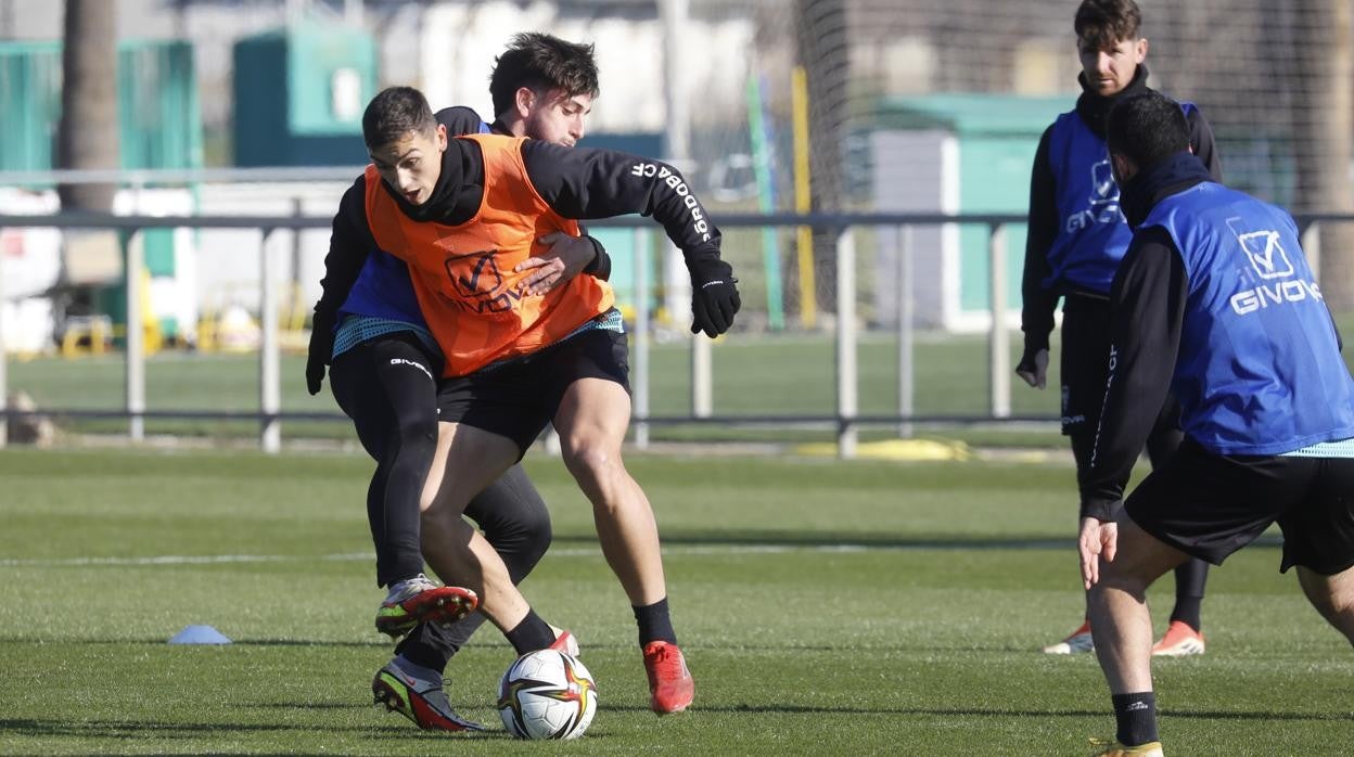 Adri Fuentes conduce el balón en el entrenamiento del Córdoba