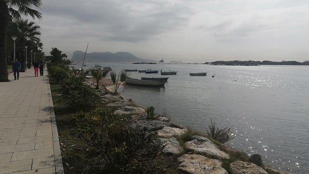 Dos guardias civiles arriesgan sus vidas para salvar a un inmigrante frente a la costa de Algeciras