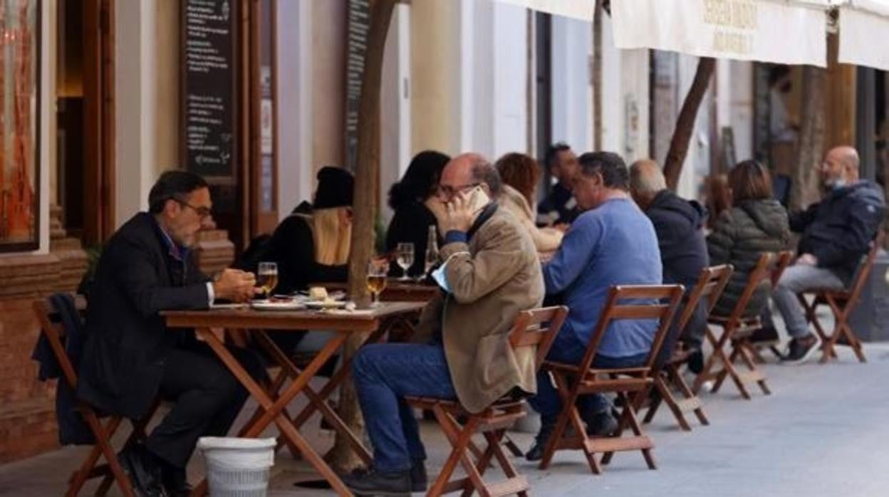 Clientes en la terraza de un bar de Sevilla