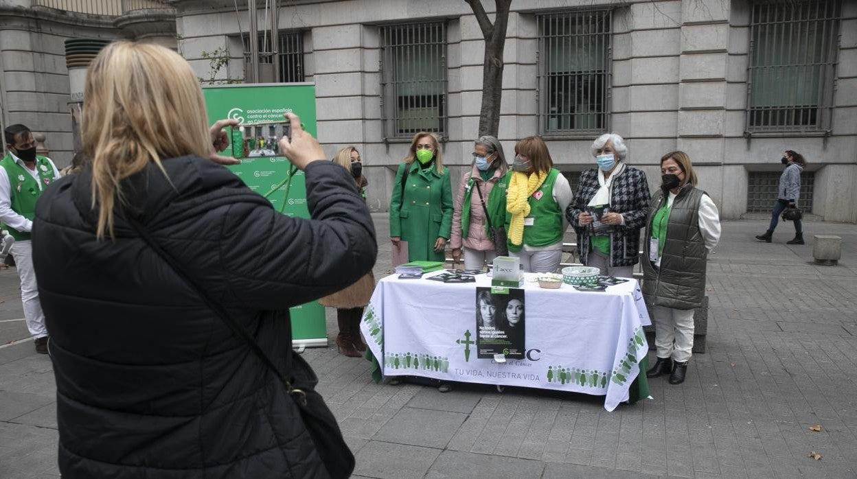 Un instantes del Día contra el Cáncer en el bulevar de Gran Capitán