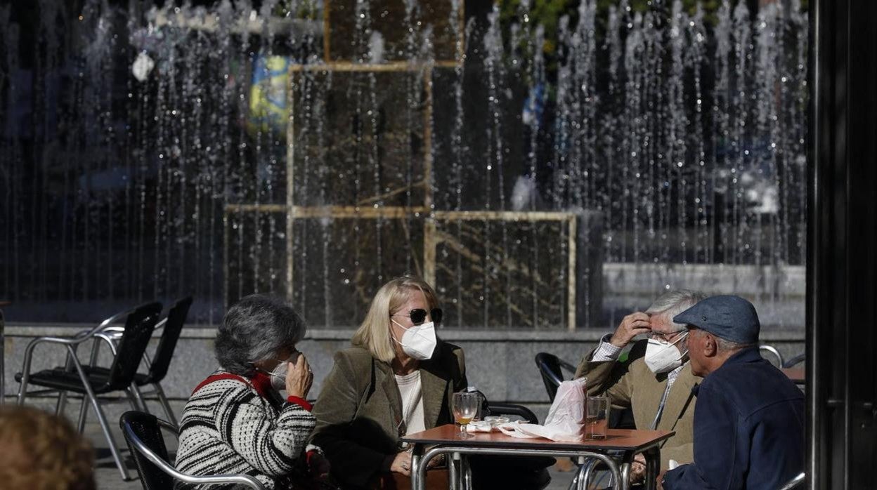 Un grupo de personas en una terraza en Córdoba, disfrutando del buen tiempo