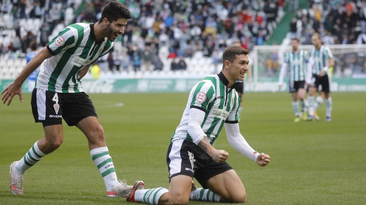 El delantero Adrián Fuentes celebra un gol junto a Visus