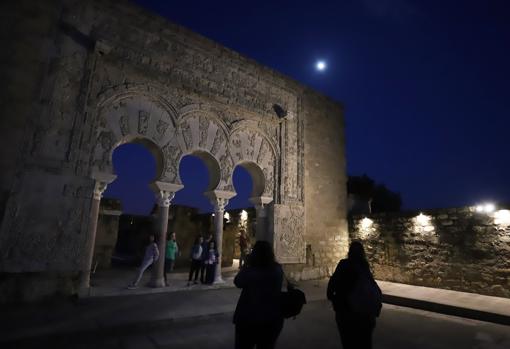 Una zona de Medina Azahara iluminada