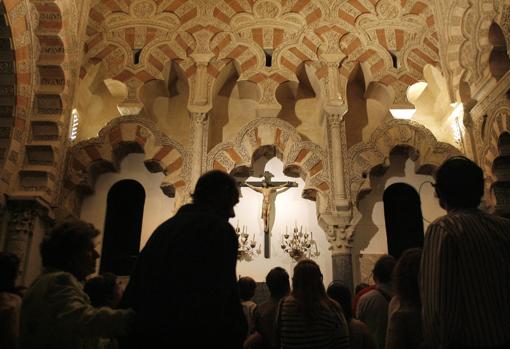 Arcos polilobulados en la visita nocturna a la Mezquita-Catedral