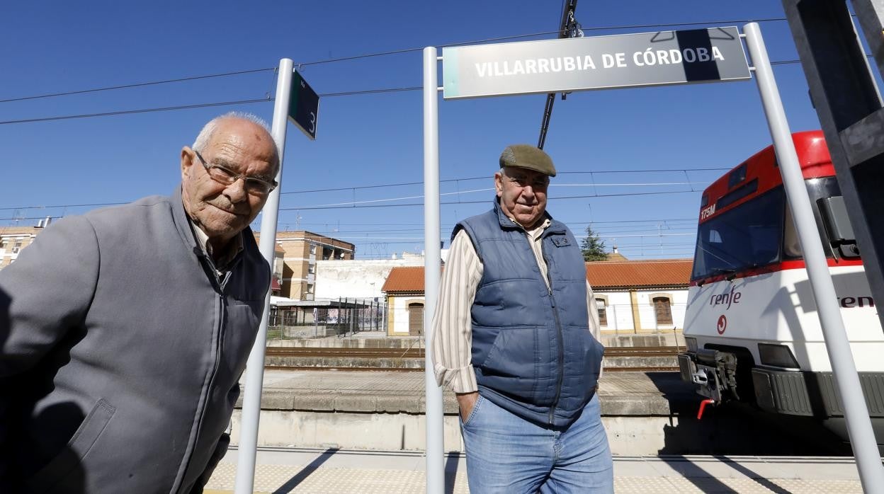 Dos personas se disponen a coger el Cercanías en la estación de Villarubia