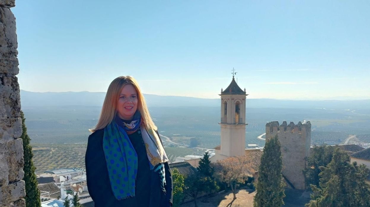 Inmaculada Porras posa en el castillo de Espejo tras ponerlo en valor y abrirlo a las visitas a través de su empresa