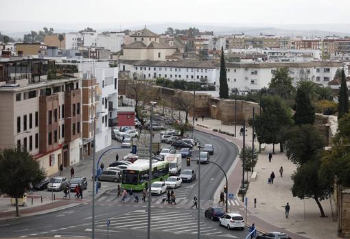 Aspecto de la Ronda del Marrubial, con el acerado de enfrente de la muralla sin reformar