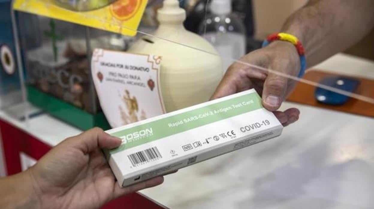 Una persona compra un test de Covid en una farmacia