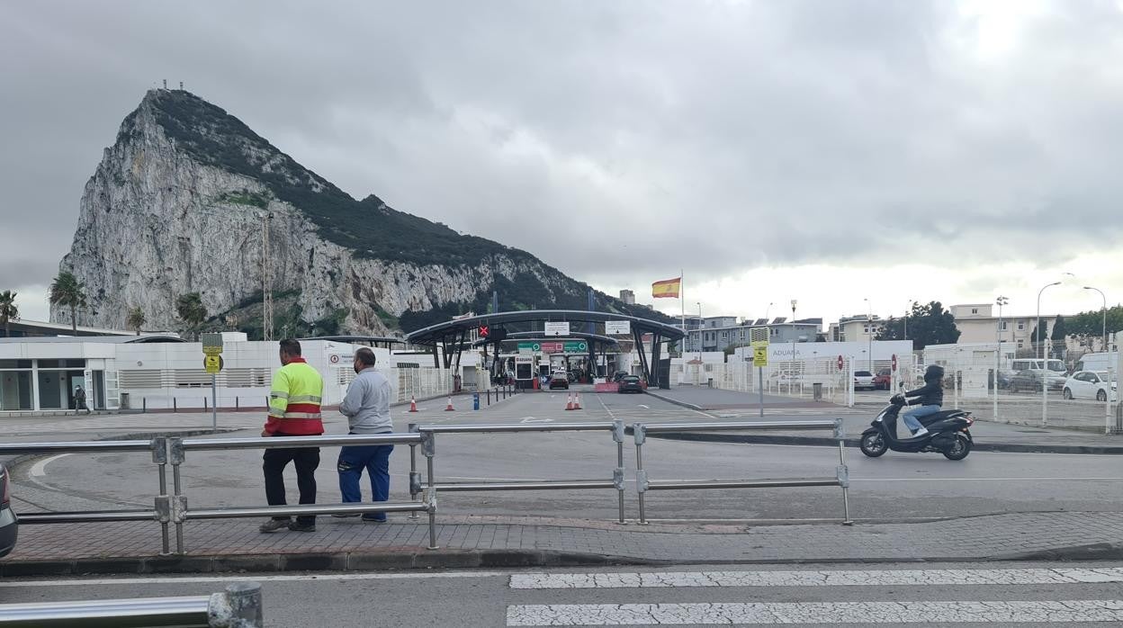 Imagen de archivo de la Aduana de La Línea, con el Peñón de Gibraltar al fondo