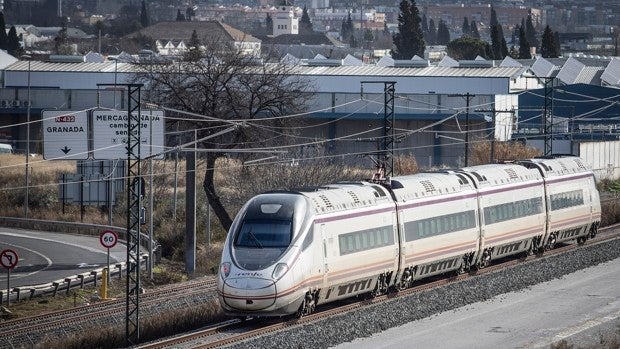 Granada estalla contra el aislamiento de Renfe: el nuevo tren a Málaga, sin billete de vuelta