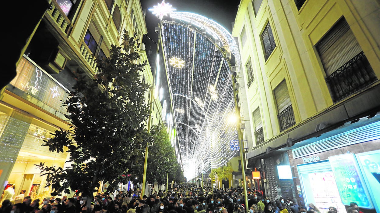 Montaje navideño en la calle Cruz Conde en las pasadas Navidades