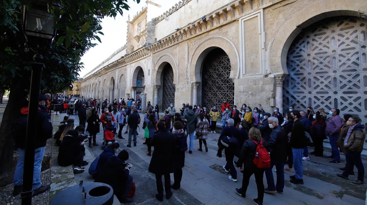 Turistas, en el Patio de los Naranjos de la Mezquita-Catedral durante el puente de diciembre