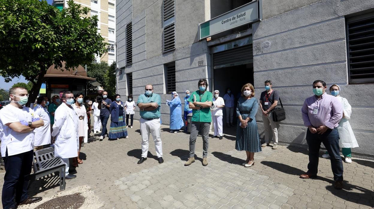 Concentración a las puertas de un centro de salud contra agresiones al personal sanitario