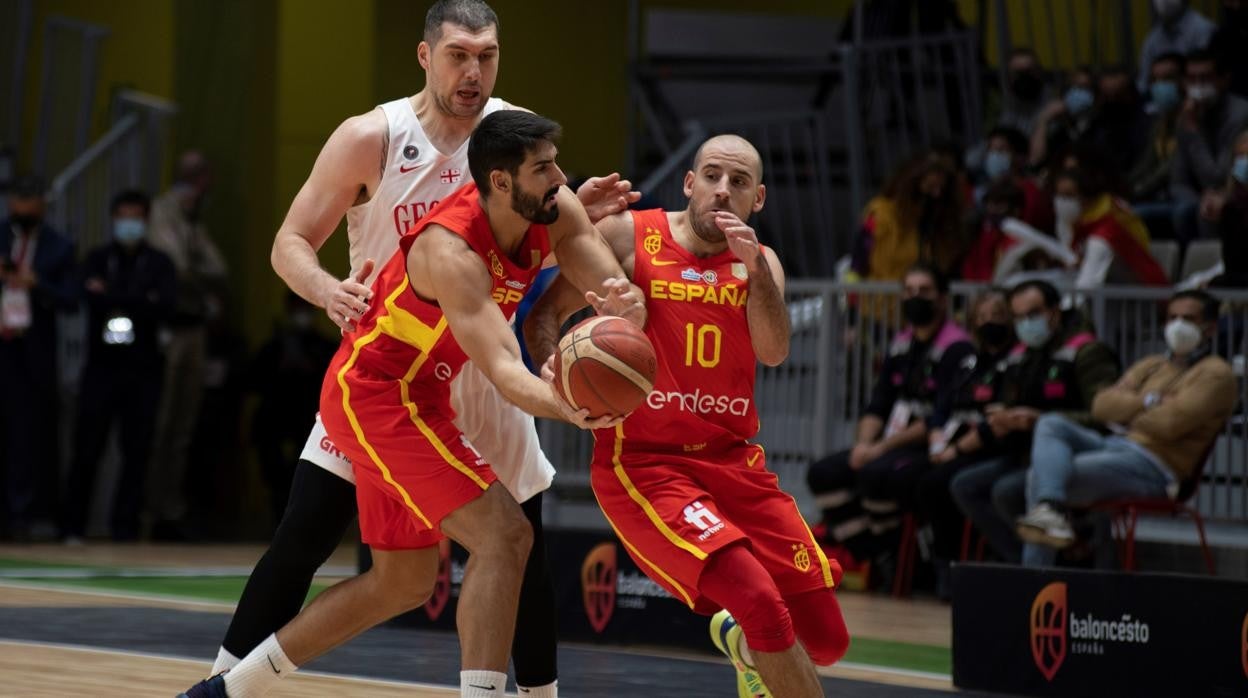 Los jugadores de España Quino Colom (d) y Dani Díaz en el partido ante Georgia en Jaén