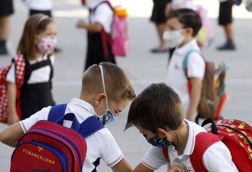 Dos niños en el patio de un colegio del centro de Córdoba