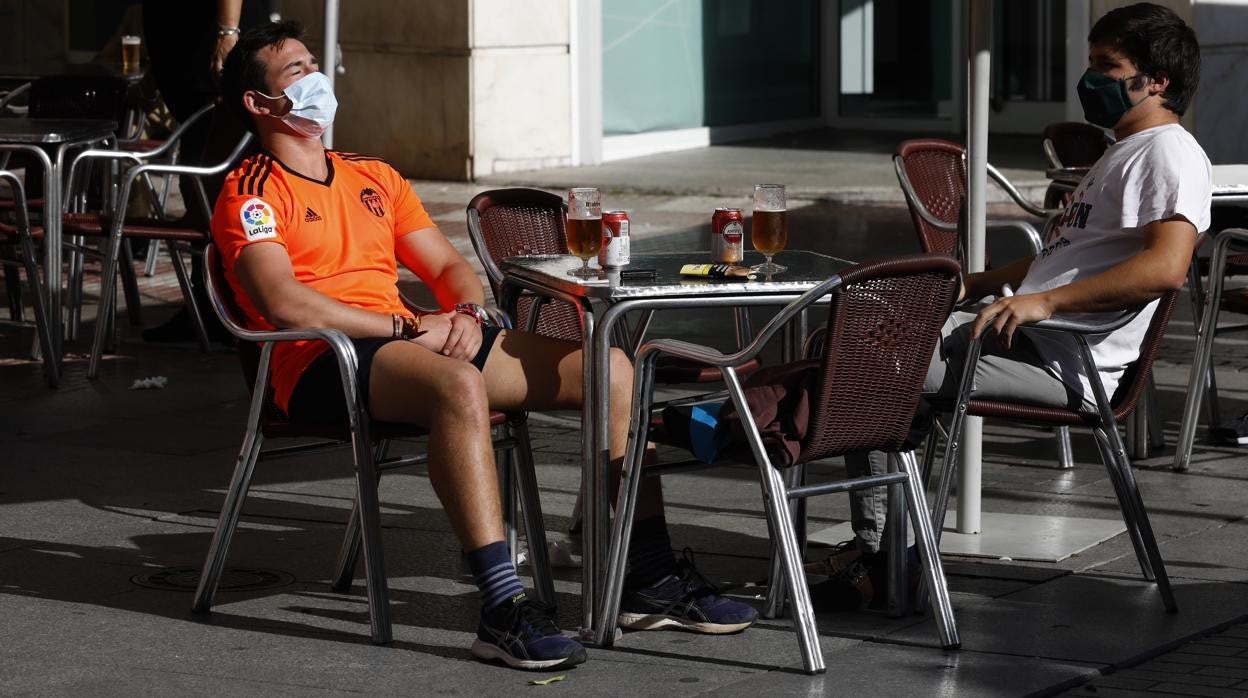 Dos deportistas se refrecan en la plaza de Las Tendillas