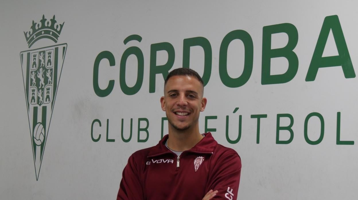 El preparador físico del Córdoba CF, Álex Prieto, el miércoles, en el túnel de vestuarios