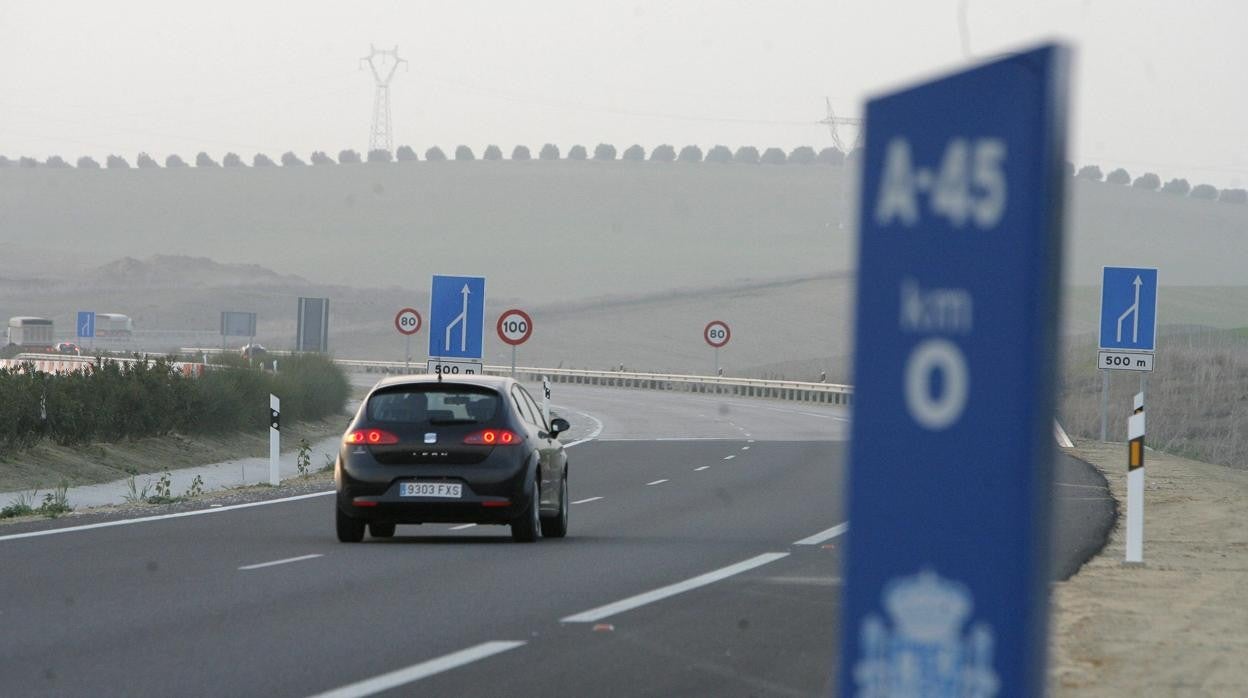 Un coche circula por al autovía Córdoba-Málaga A-45