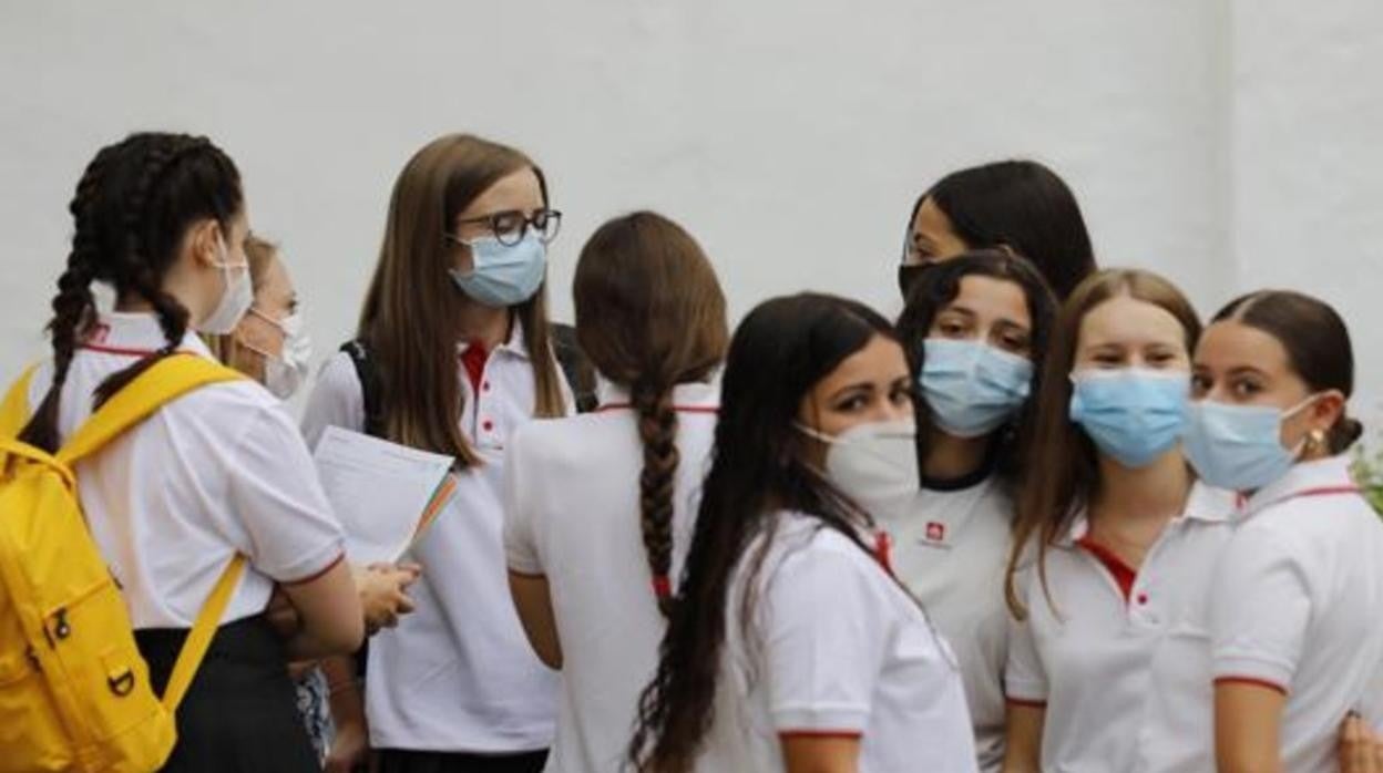 Niñas con mascarilla durante una jornada escolar en Córdoba