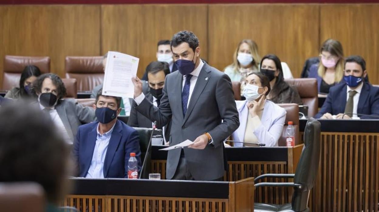 Juanma Moreno en el pleno parlamentario del miércoles 9 de febrero