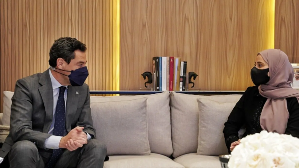 Juanma Moreno conversa con la ministra para el Desarrollo Gubernamental y el Futuro de los Emiratos Árabes Unidos