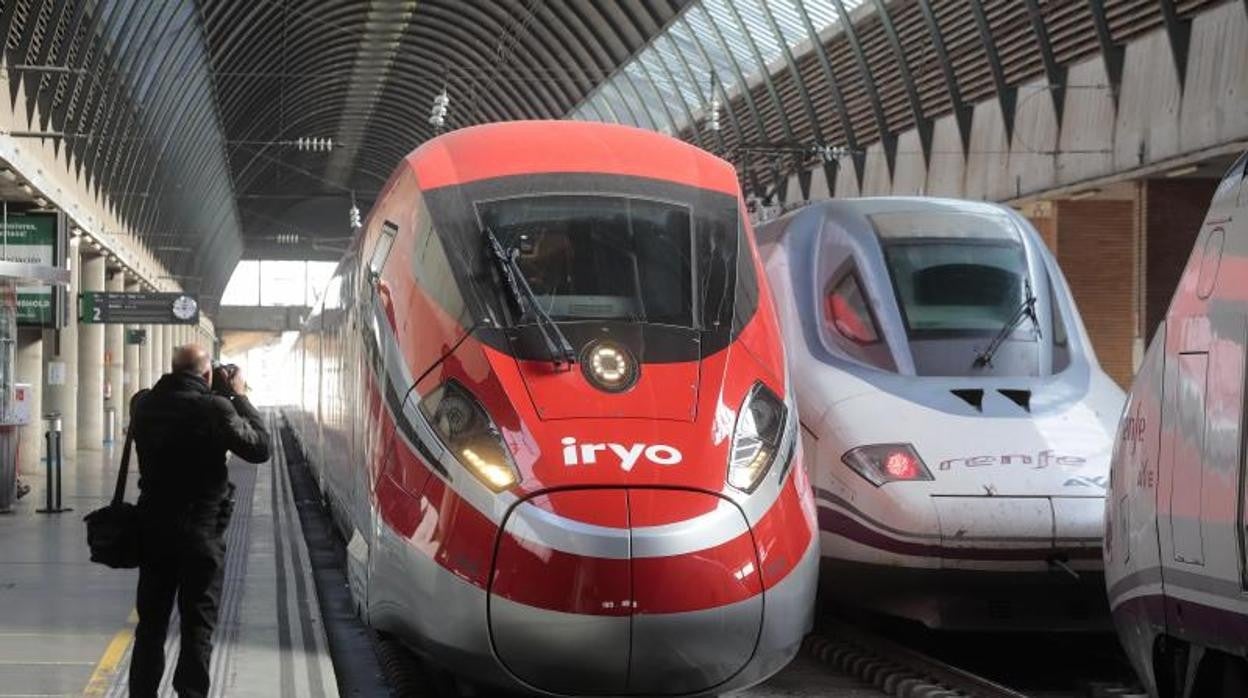 Unode los nuevos trenes de Iryo, estacionado esta mañana en la estación de Santa Justa en Sevilla