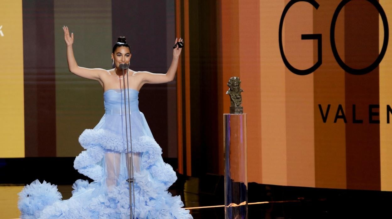 María José Llergo celebra su premio en el escenario de Valencia en la gala de los Premios Goya 2022