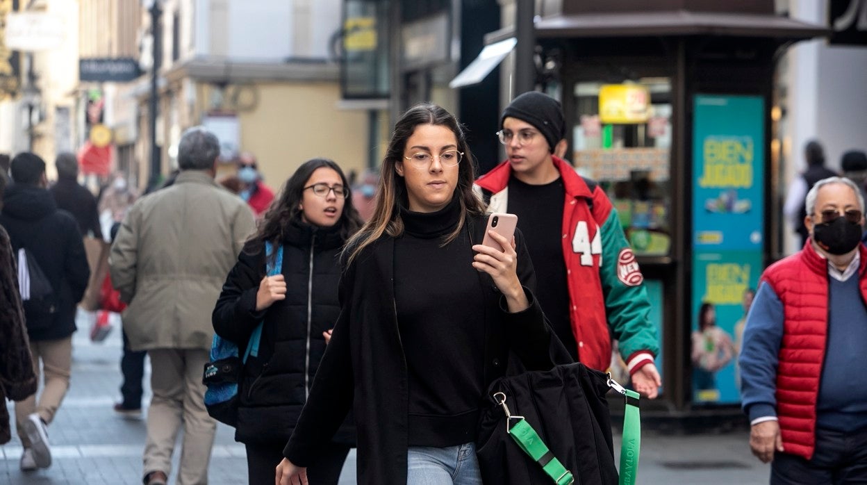 Viandantes en una calle comercial de Córdoba el día que se acabó la obligatoriedad de llevar mascarilla