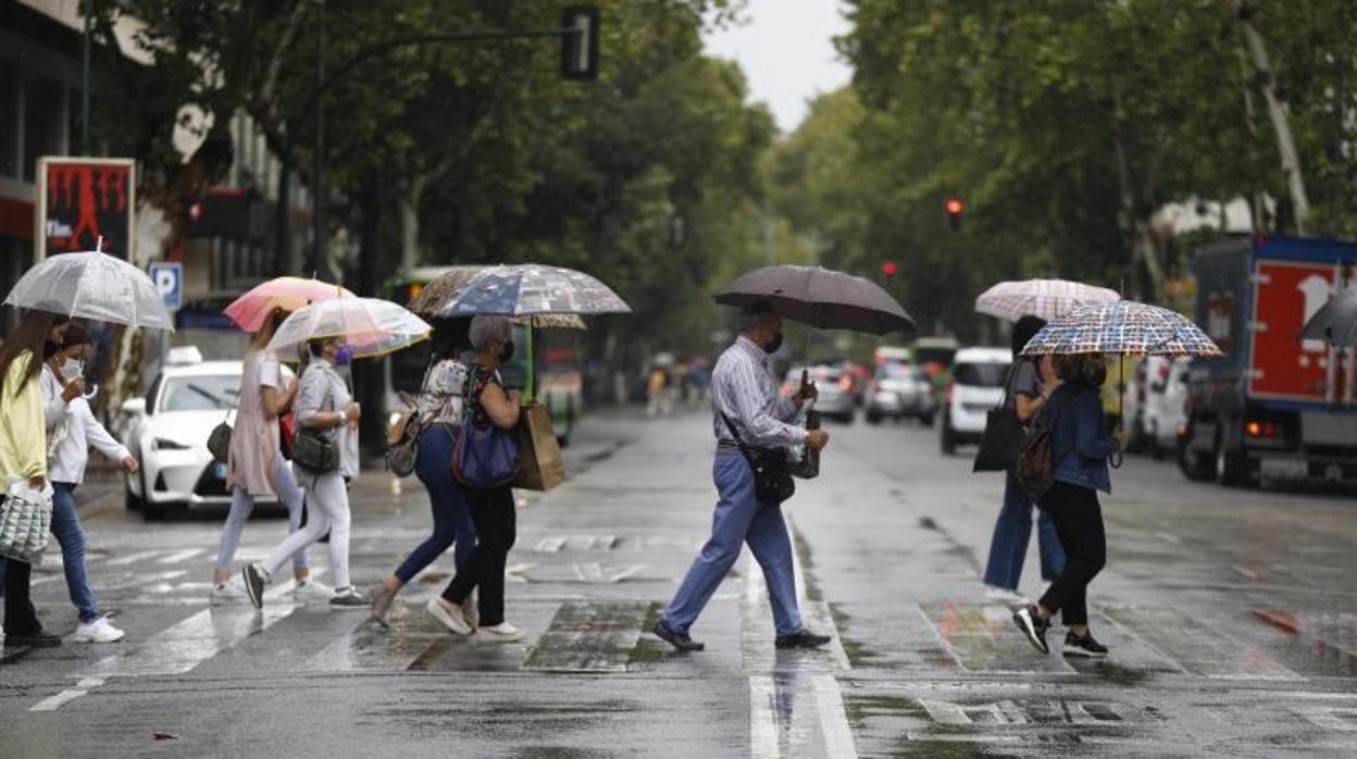 Cruce en un paso de peatones en Córdoba un día de lluvia