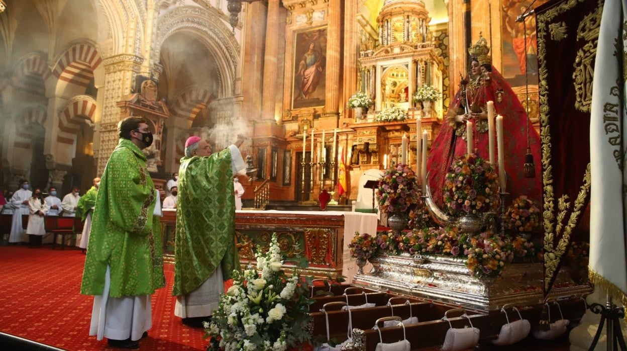 El obispo, ante la Virgen de Araceli, situada en altar mayor de la Catedral