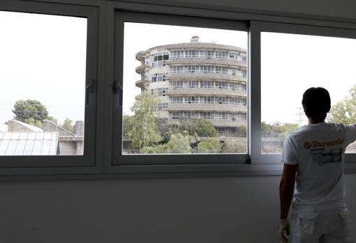 Un trabajador en el nuevo campus de la FP en la antigua Agrónomos