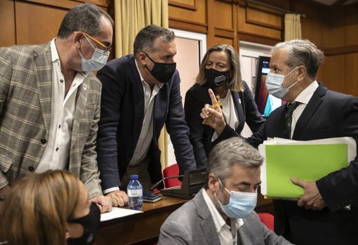 El edil de Hacienda, Salvador Fuentes (PP), se dirige a la bancada de Cs en un Pleno