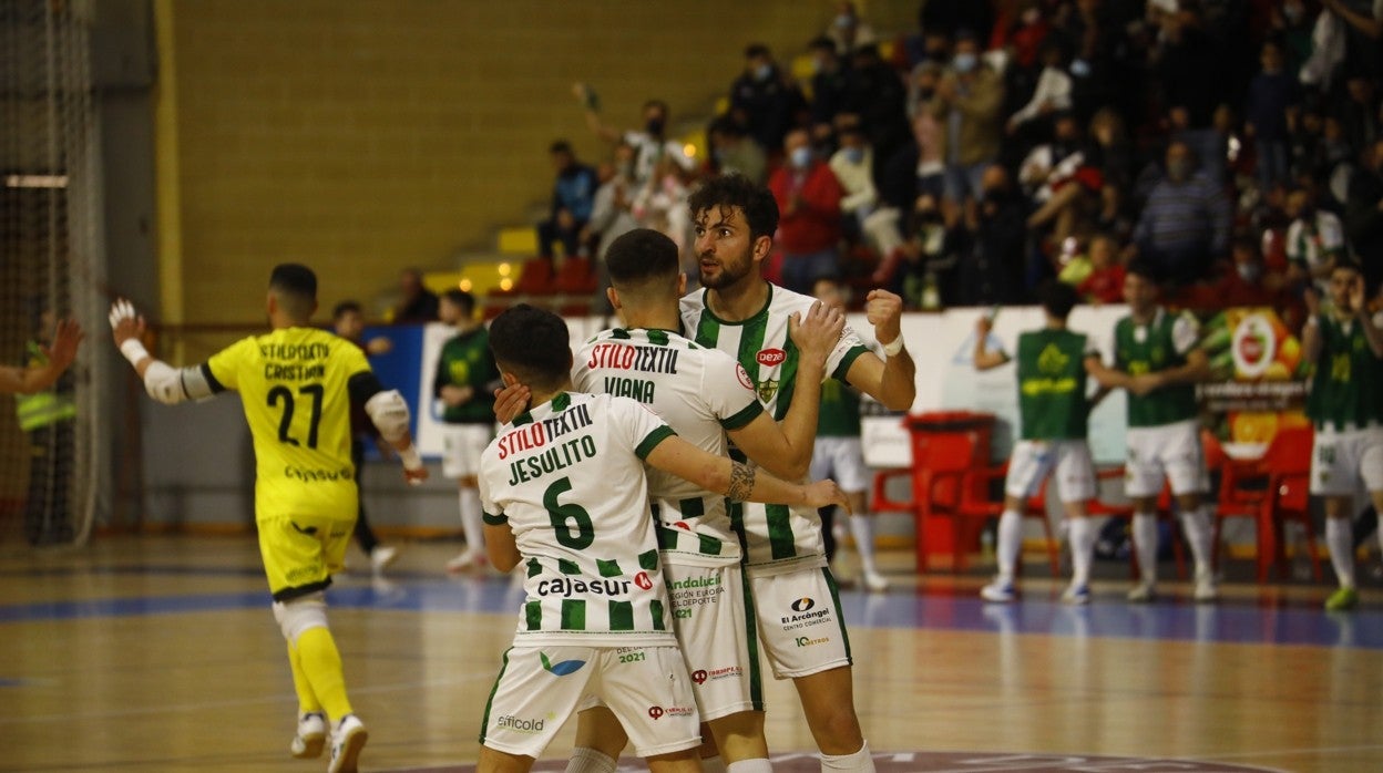 Los jugadores del Córdoba Patrimonio celebran un gol de Zequi al Valdepeñas