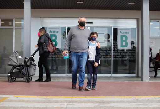 Padre e hijo en uno de los accesos del centro sanitario cordobés