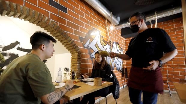 Hosteleros y clientes en el último día del pasaporte Covid en Córdoba | «Ha ayudado a parar el virus»