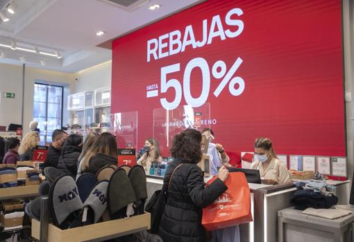 Pantalla en el establecimiento de Alvaro Moreno en el Centro anunciando las rebajas