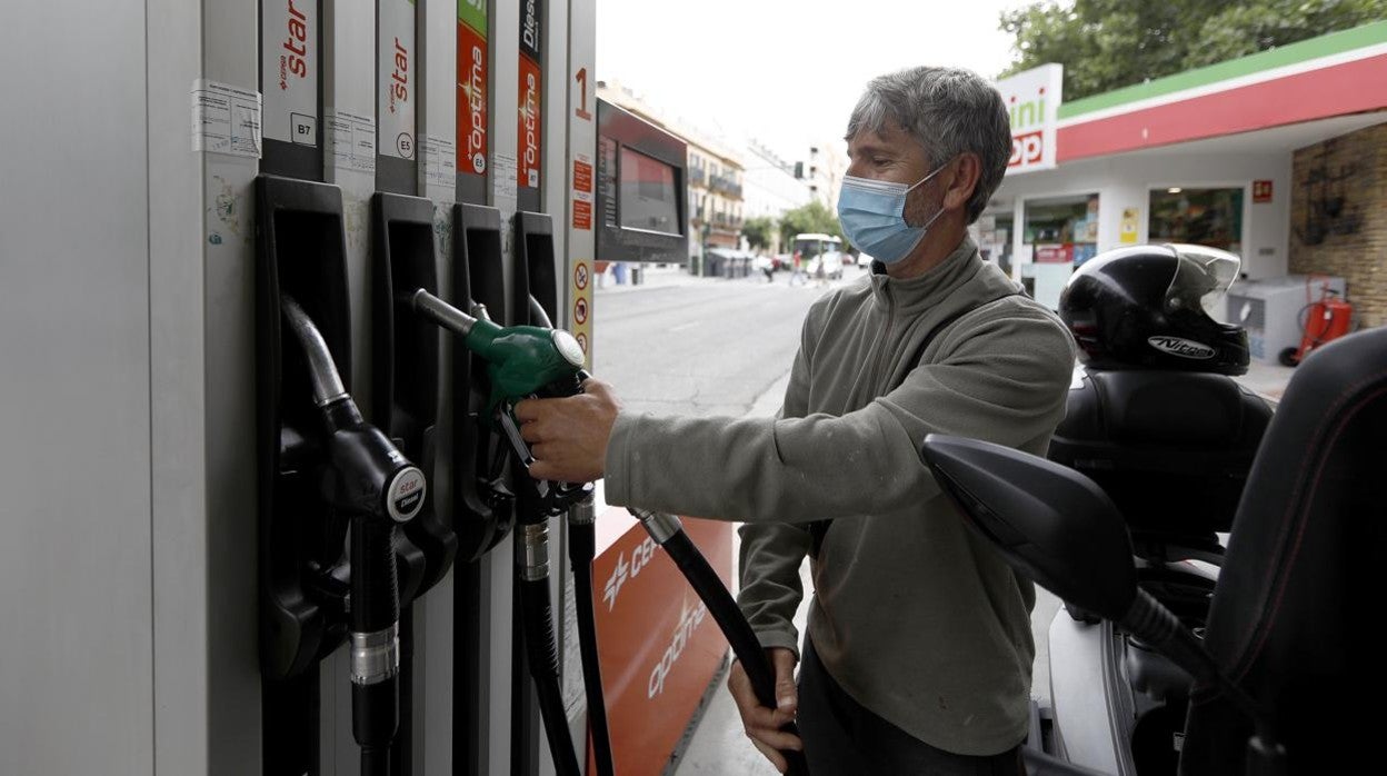 Un hombre reposta en una gasolinera en el Centro de Córdoba