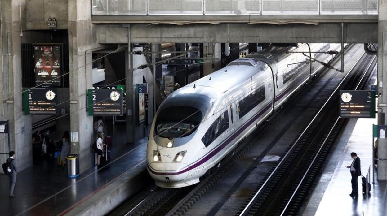 Un tren de alta velocidad entra en la estación de Córdoba durante el verano pasado