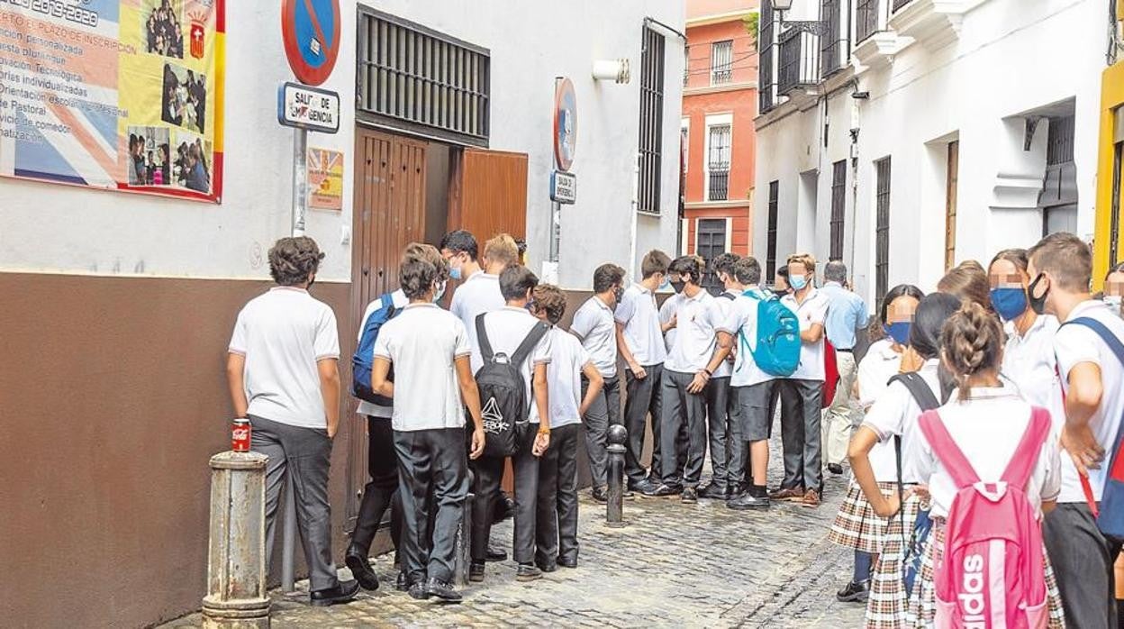 Alumnos a la puerta de un centro concertado