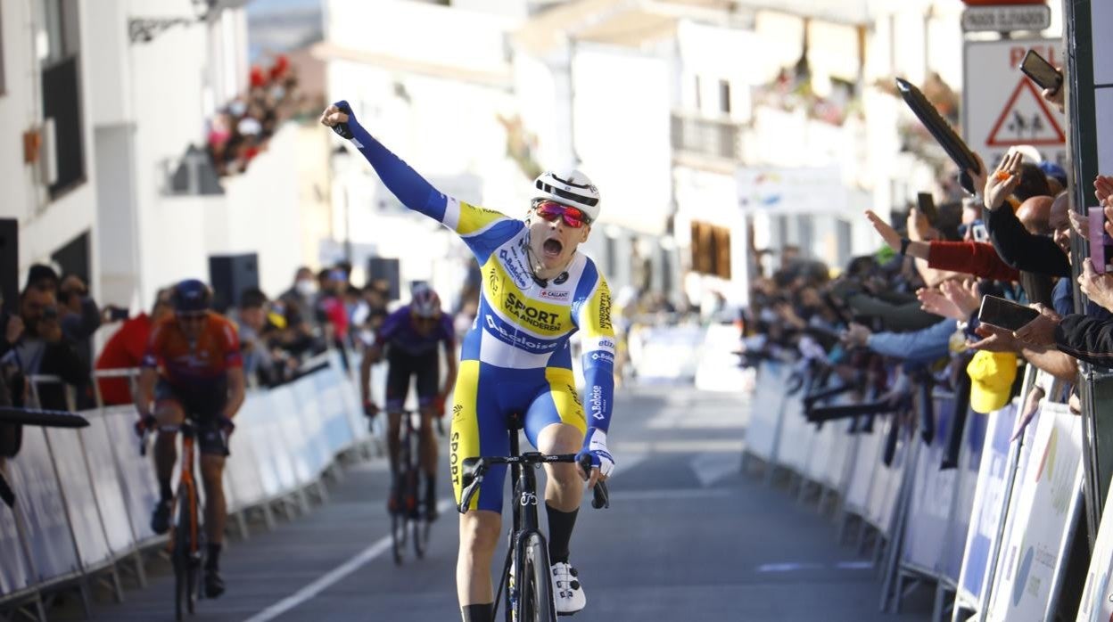 El ciclista belga Rune Herregodts (Sport Vlaanderen - Baloise) celebra la victoria en Iznájar