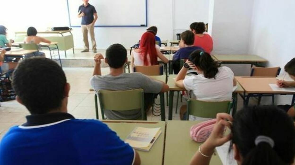 Un docente impartiendo clase