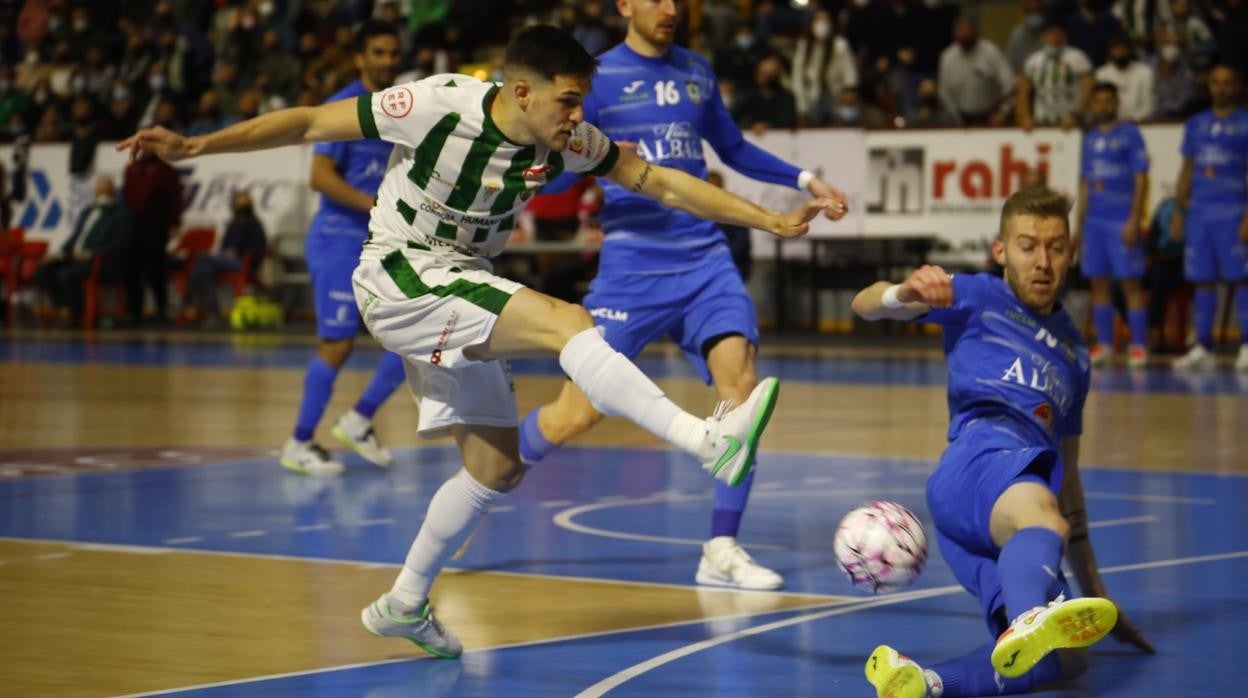 Álex Viana dispara a portería en el partido del Córdoba Patrimonio ante el Valdepeñas