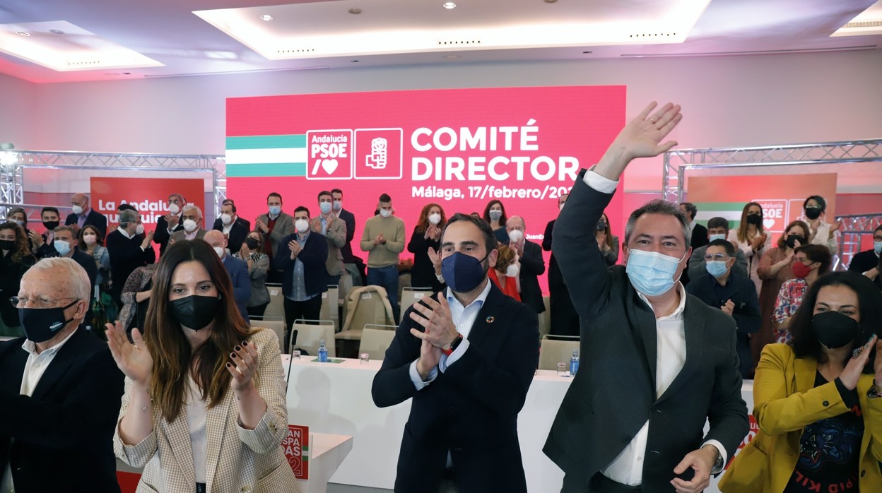 Juan Espadas saluda a sus compañeros del PSOE asistentes al comité director celebrado en Málaga