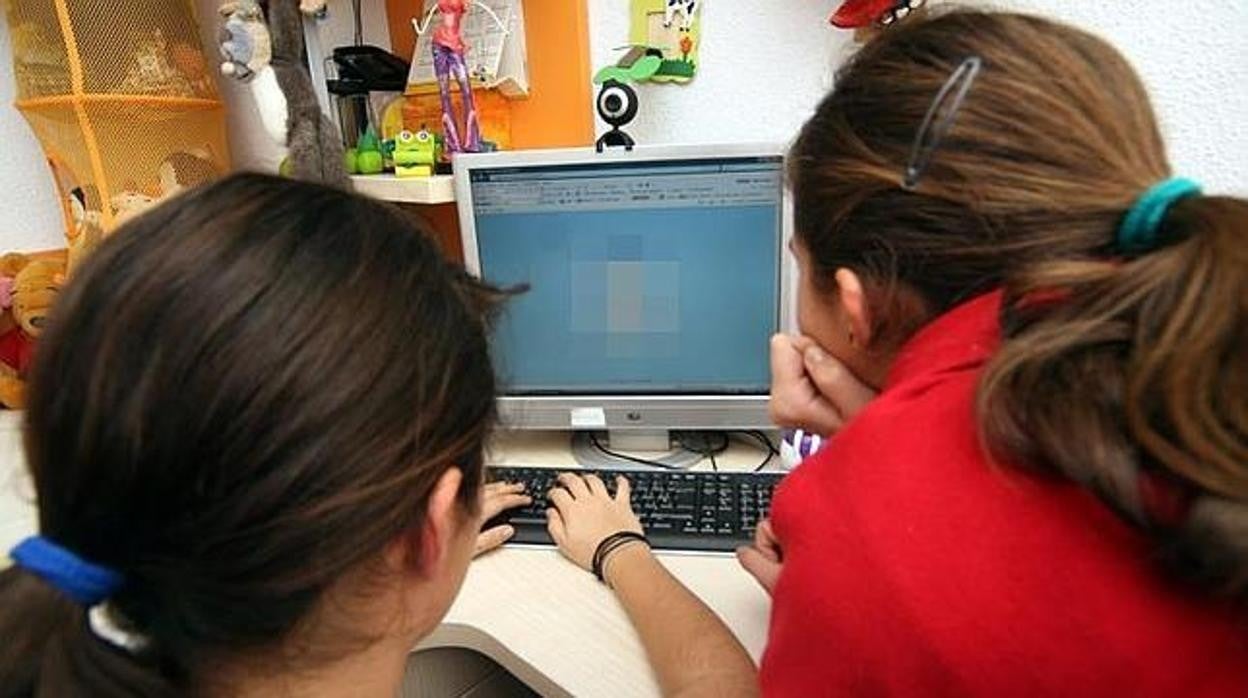 Dos niñas frente a la pantalla de un ordenador en una imagen de archivo