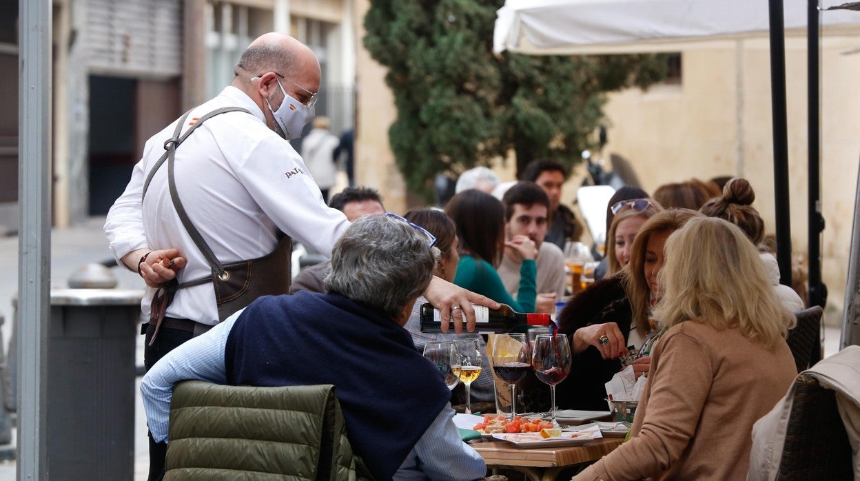 Un camarero atiende una mesa en la zona de San Hipólito, del Centro de Córdoba