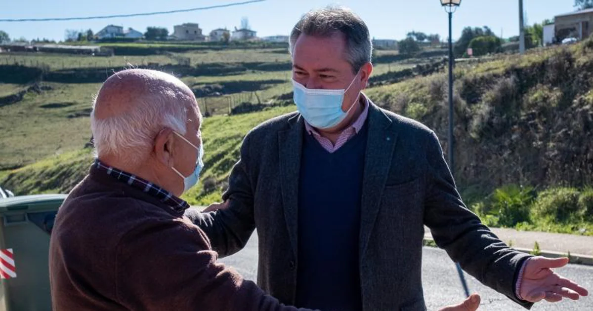 Espadas saluda a un vecino en Zalamea la Real durante su visita a municipios de Huelva EFE/ Julián Pérez